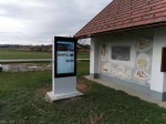 Gablota informacyjna na lotnisko totem wolnostojcy z norm odpornoci IK10 Wodoszczelny kiosk reklamowy zewntrzny totem LCD z ekranem o jasnoci 2500 nitw NoMobi Trex Hi43