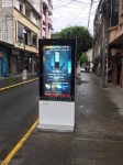 Gablota informacyjna na lotnisko totem wolnostojcy z norm odpornoci IK10 Wodoszczelny kiosk reklamowy zewntrzny totem LCD z ekranem o jasnoci 3500 nitw NoMobi Trex Hi55